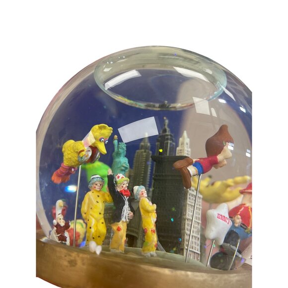 Macys 2002 Thanksgiving Day Parade Musical Waterglobe collectible SKU 8310 - Picture 11 of 16